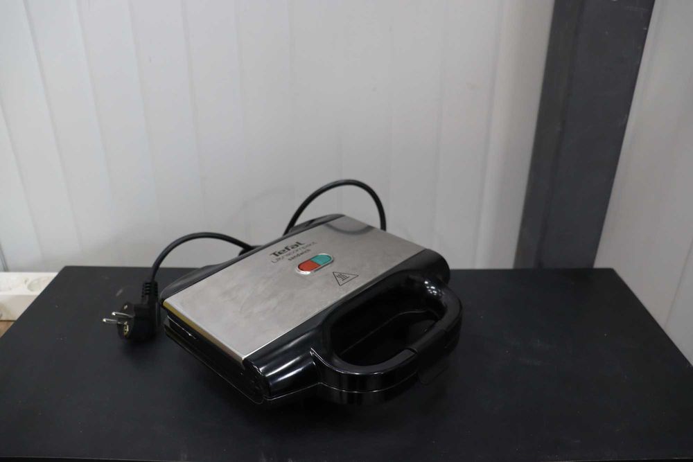 Уред за сандвичи Tefal SM1552 ultracompact, лек ДЕФЕКТ