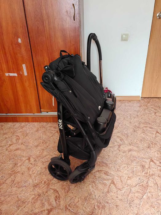 Детская коляска фирмы joie