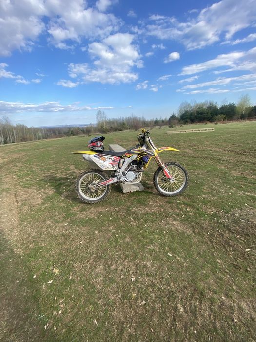 Vand si schimb cross rmz 250 , motorul este intro stare foarte buna si asteapta un alt propietar