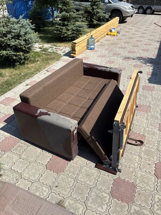 Диван не большой, в красивом цвете
