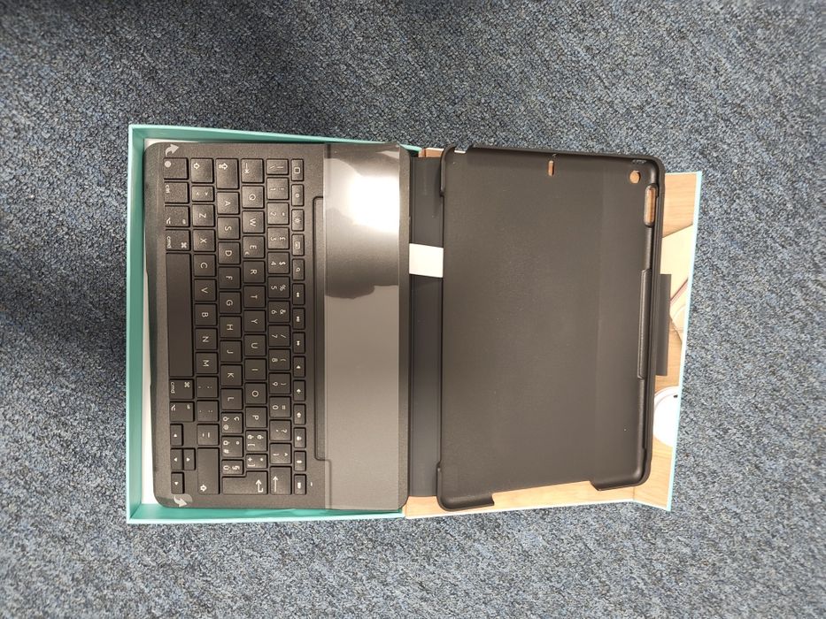 Husa cu tastatura Logitech Ipad 7, 8, 9, 10.2 inch