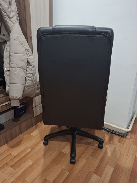 Большое офисное кресло