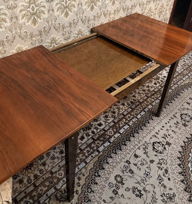 Стол обеденный.