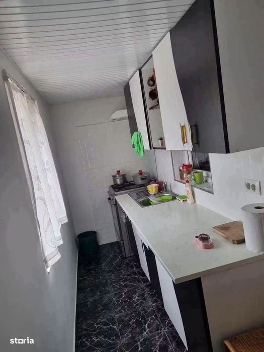 De vanzare vila la 5 min de Roman compusa din 7 camere, 1500mp teren