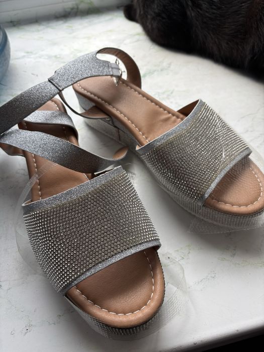 Босоножки со стразами