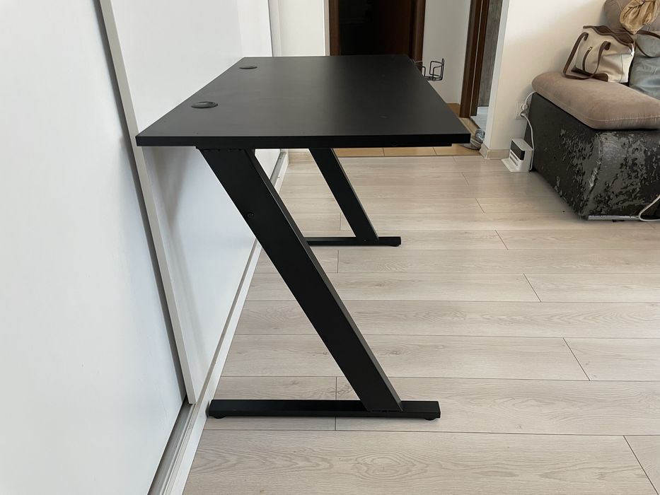 Birou gaming / office negru, cadru metalic, stare foarte bună