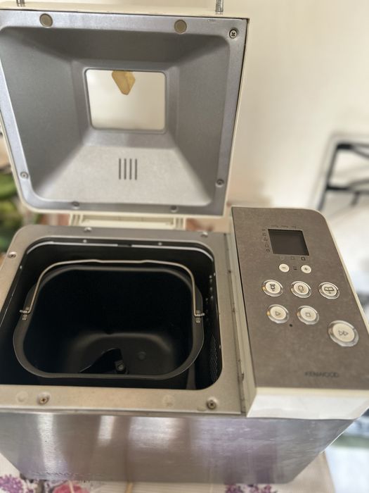 Kenwood Mașină de pâine cu o putere de 645W și o capacitate de 1000gr cu 14 programe