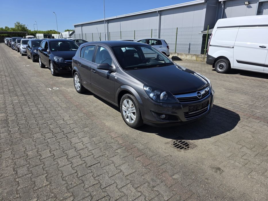 Opel Astra H - 1.6i 116CP - Xenon * Climatronic * Semi-Piele
