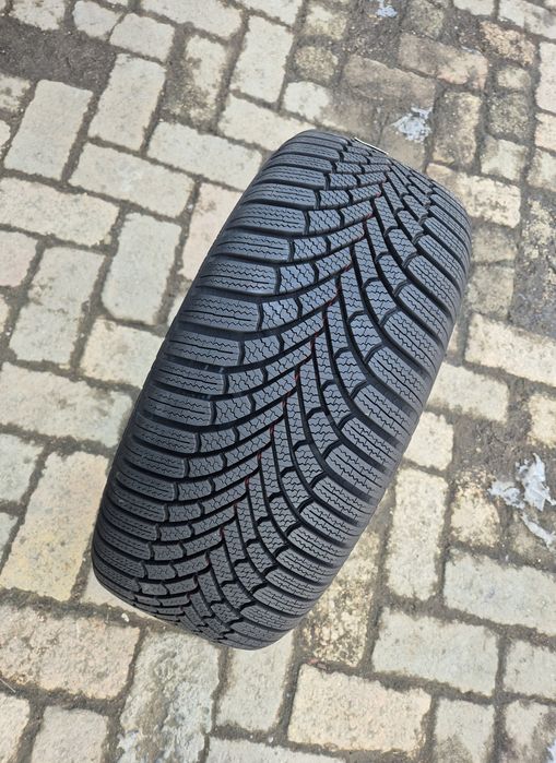 O bucată 225/45 R17 M+S iarnă - una Bridgestone Semperit