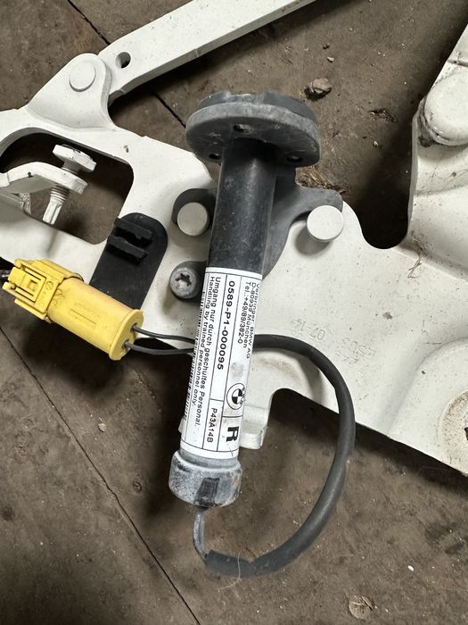 Пиропатрон преден капак BMW F10 F11 бмв ф10 ф11 панти айрбег