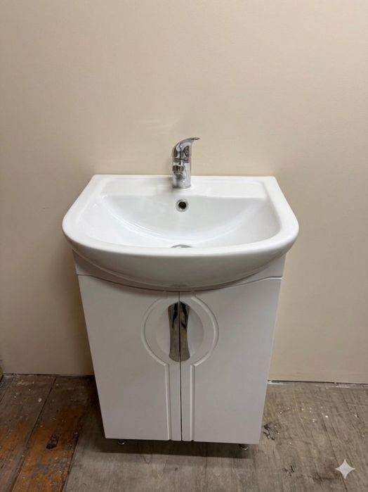 Продам тумбочку, зеркало, унитаз