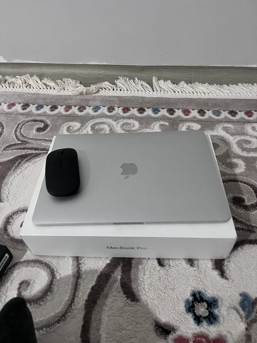 APPLE. MacBook Pro 2017