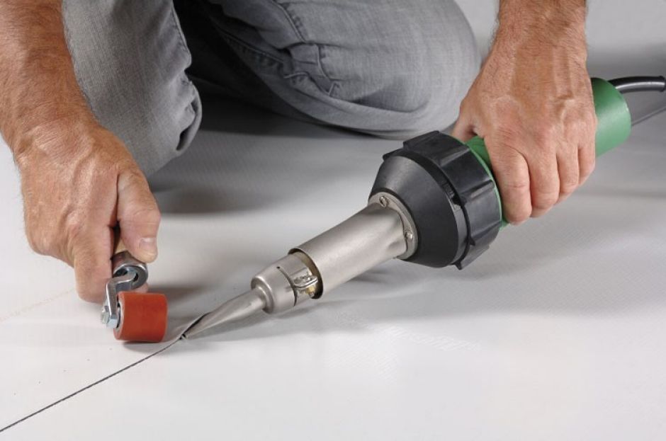 Аренда сварка стыков линолеума с помощью строительного фена Линолеум