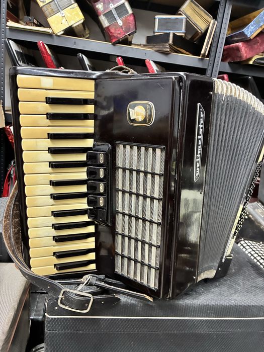 Acordeon Weltmeister Stella cu 60 de basi
