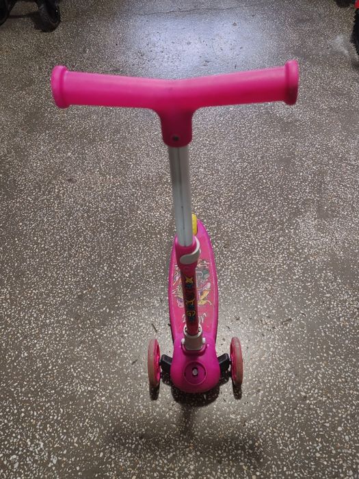 De vânzare doua trotinete pentru copii.