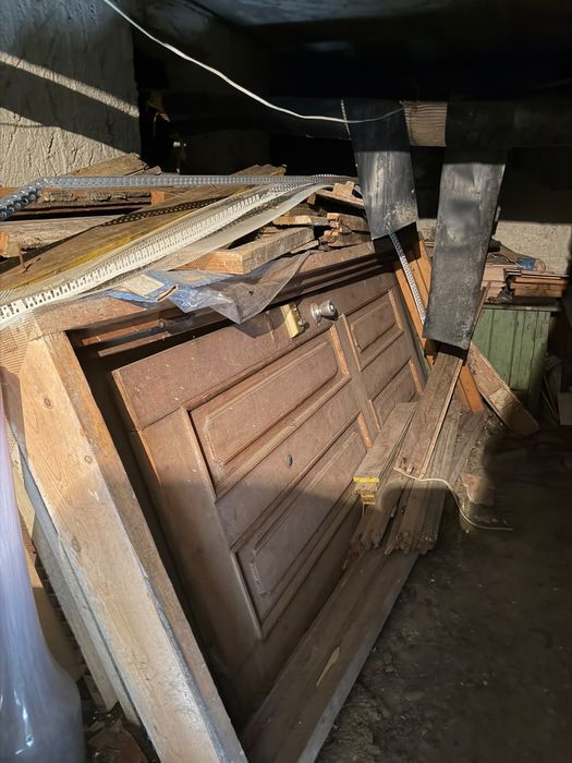 Vând uși vechi și lemne + serviciu de golire beci (contra cost)