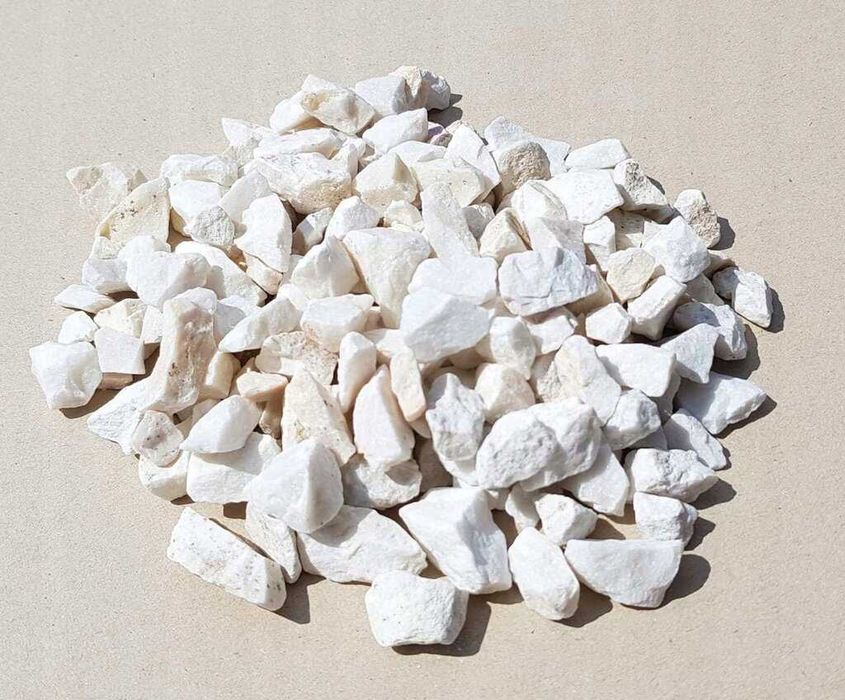 Белый щебень в мешках