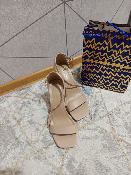 Босоножки и сандалии