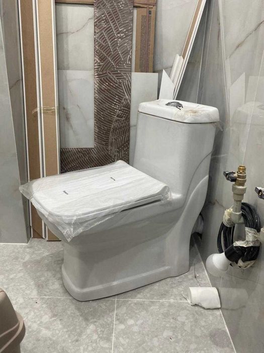 Унитаз для ремонта и стройки. Унитаз с бачком для дома..