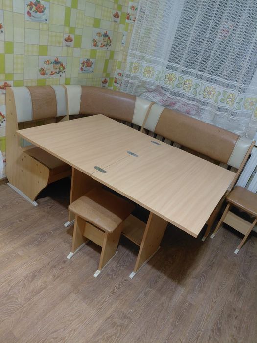 Продам стол кухонный.