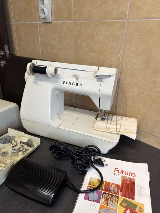 Masina de cusut festonat si butoniere SINGER Germania