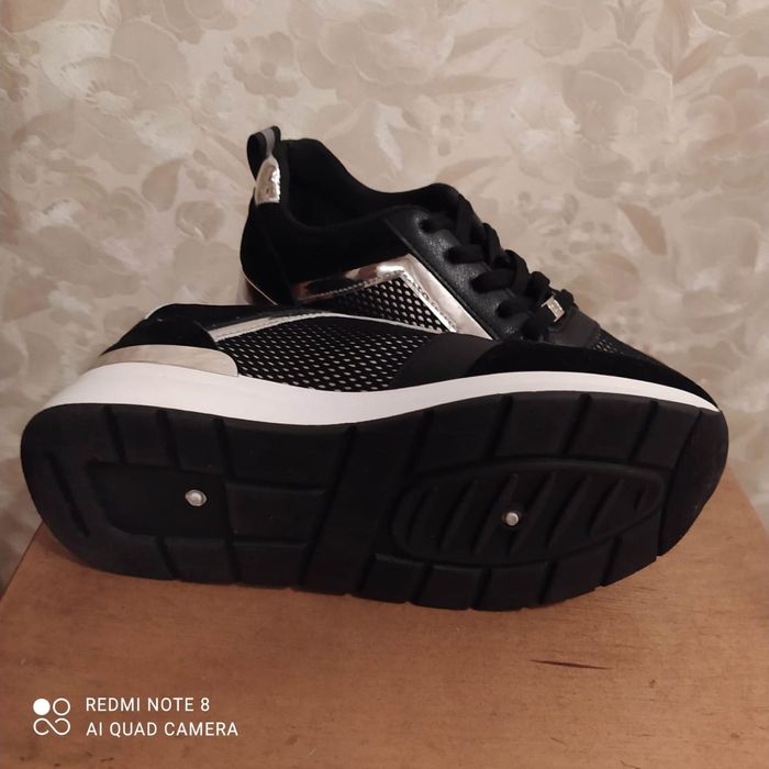 Продам кроссовки 39 размер