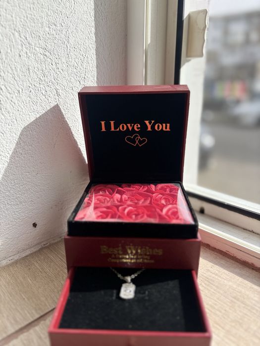 9 trandafiri cu lant si mesaj