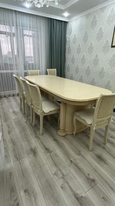 Стол в гостиную в отличном состоянии
