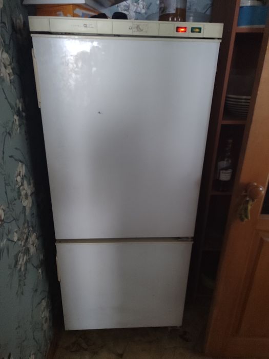 Продам двухкамерный холодильник Снайге.