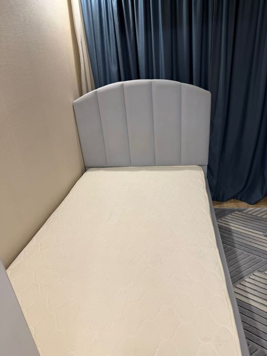 Продам кровать с матрасом .