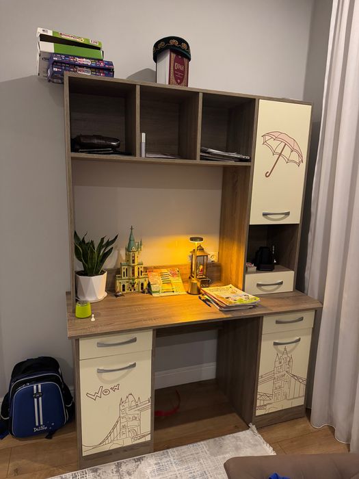 Детская кровать с письменным столом.