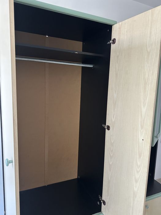 Голям гардероб с рафтове и шкафове