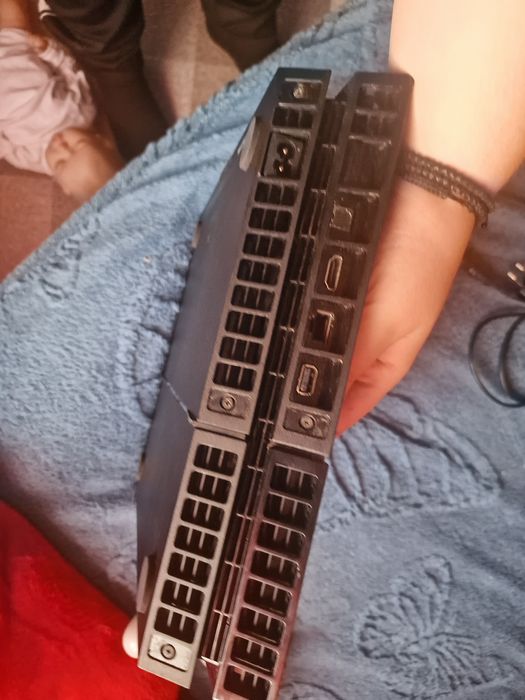 Vand ps4 foarte bun are maneta fire ce iti trb le el  merge foarte  bn