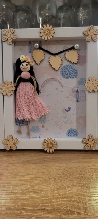 Ръчно изработени кукли в рамка от макраме