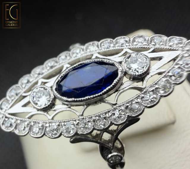 Inel din platină în stil Art Deco, decorat cu safir și diamante