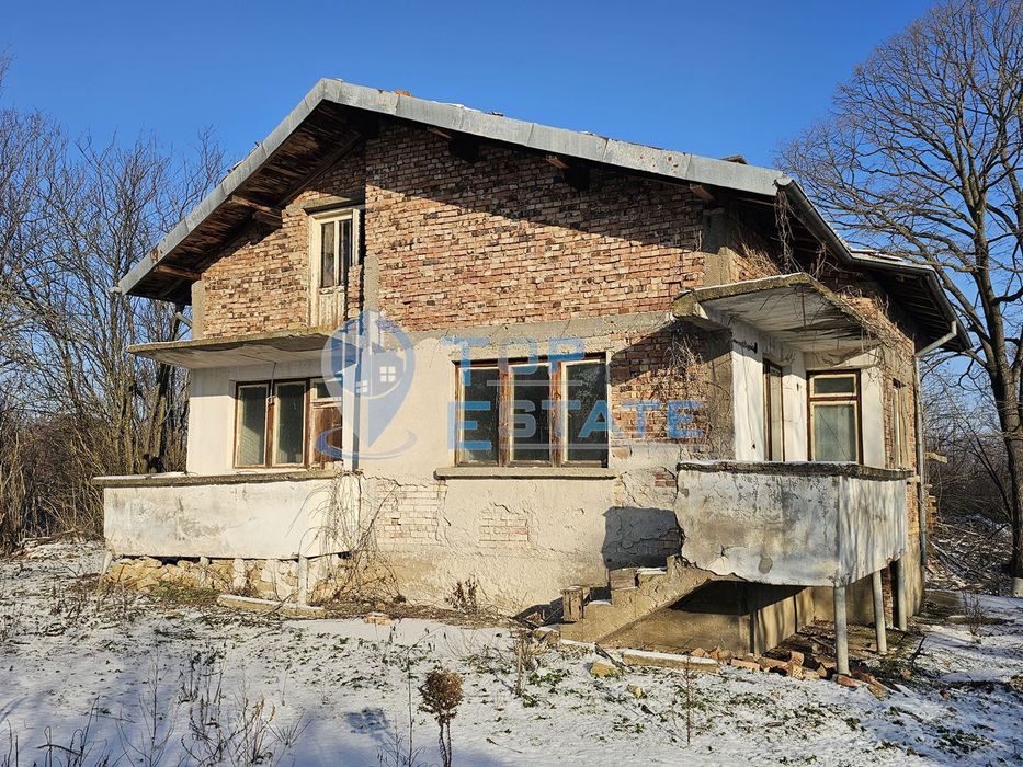 Масивна къща с голям парцел в село Върбица, област Велико Търново