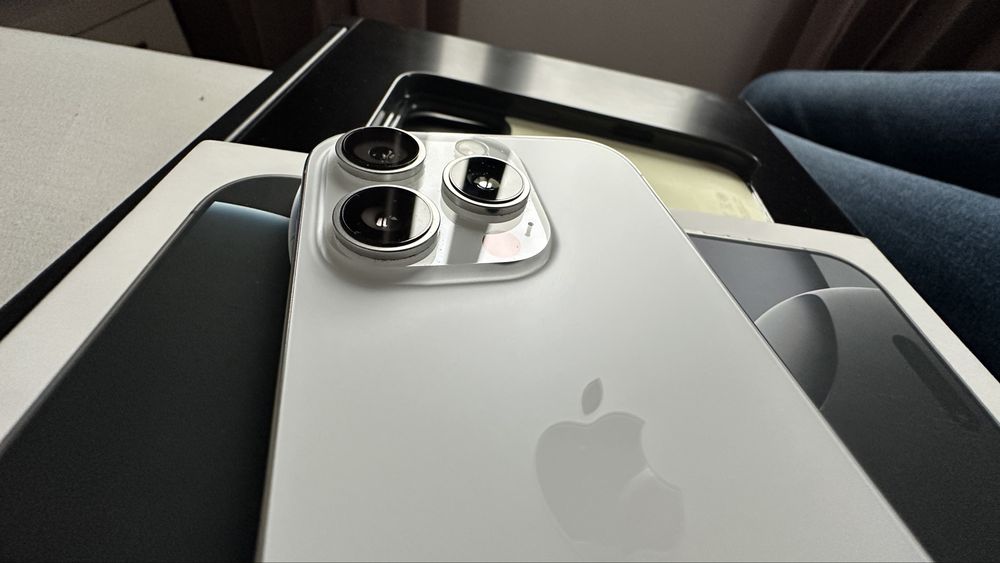 iPhone 16 Pro 256 GB - IMPECABIL- White Titanium (eSIM) + Husă Beats MagSafe