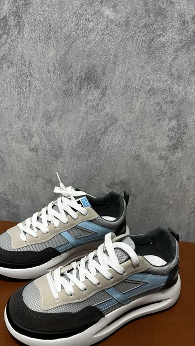 Продам новые кроссовки