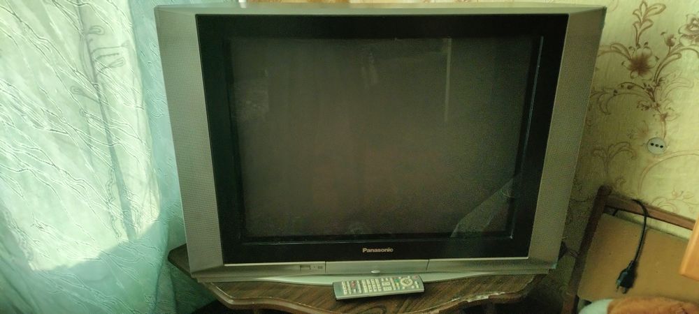 Телевизор жидко-кристалический.