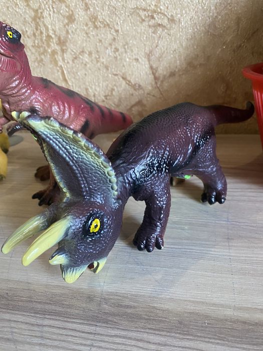 Продам динозавров, новые