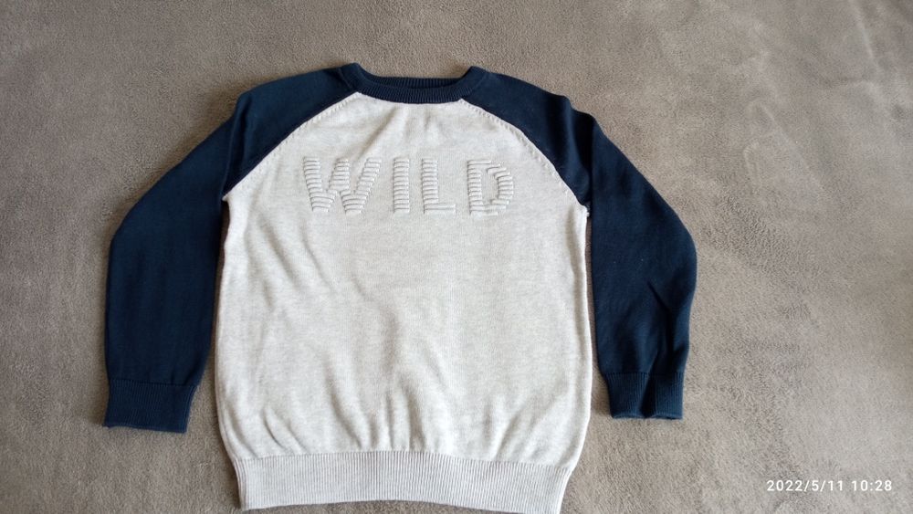 Детски тениски на H&M и пуловер на LC Waikiki