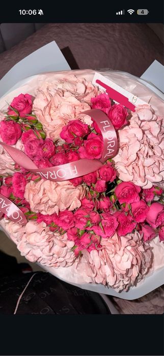 Букет из гортензий и кустовых роз