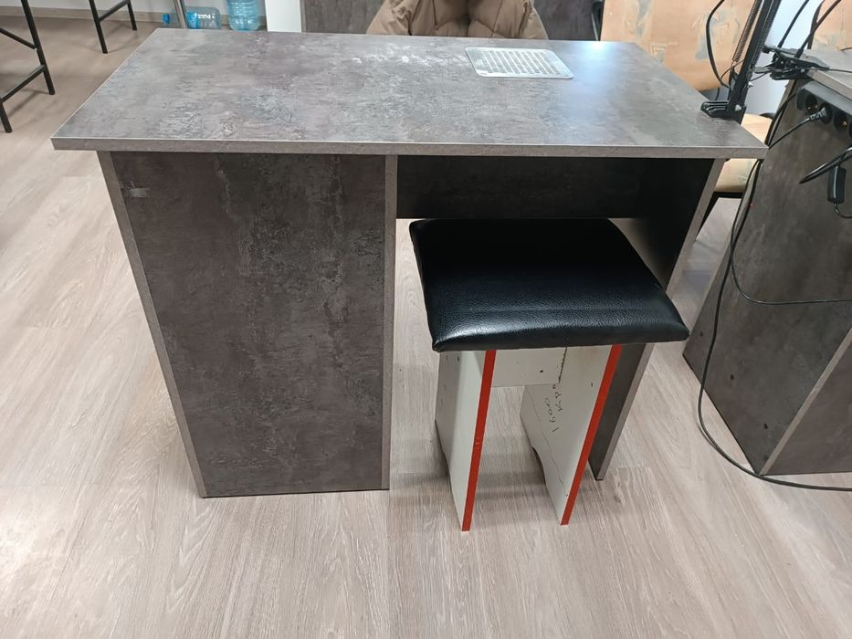 Маникюрные столы