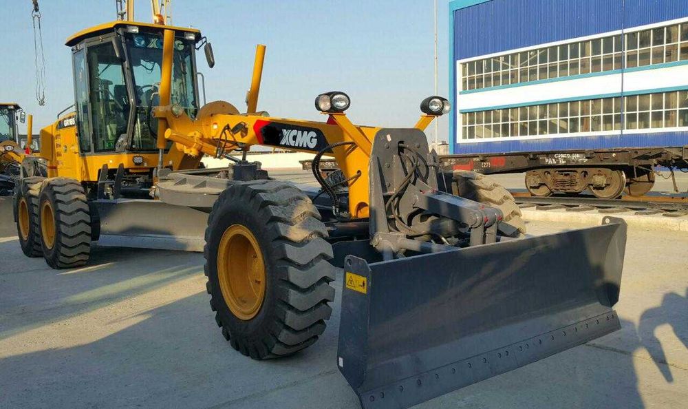 XCMG GR165  среднеразмерный самоходный автогрейдер