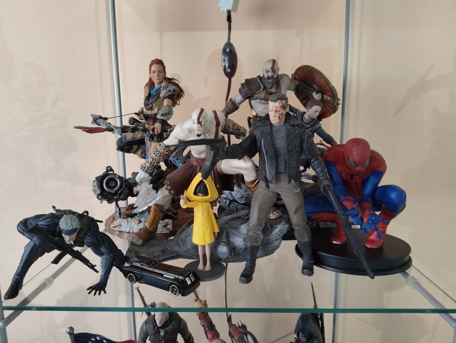 Продавам колекционерски фигури.