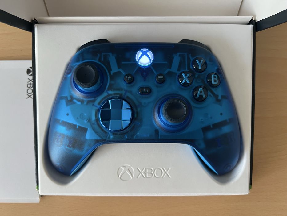 Продавам Xbox Wireless Controller Sky Cipher – Лимитирана серия