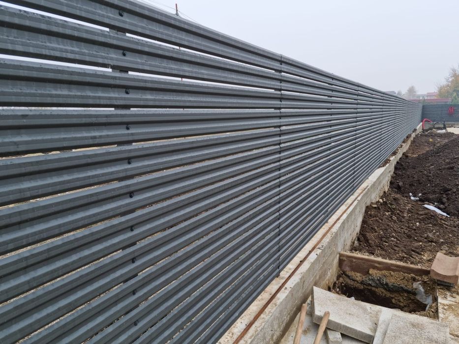 Construim garduri si porti din sipca metalica, panouri stil jaluzele,
