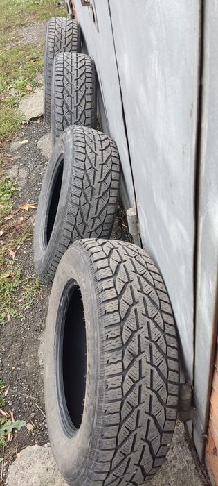 Зимние шины 215/70 r16