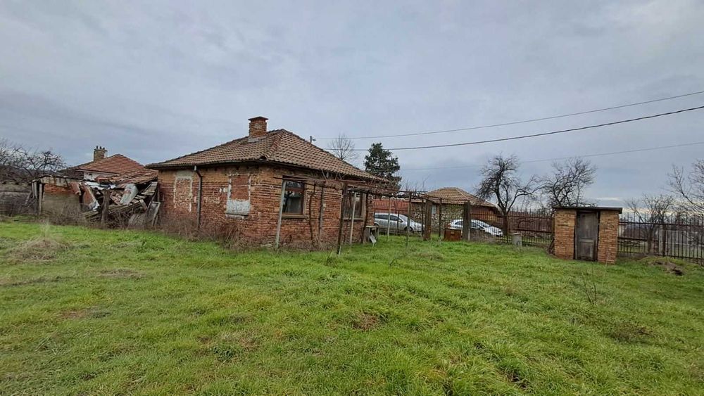 Продава се: Тухлена къща 70 кв.м с двор 1200 кв.м в с.Васил Левски