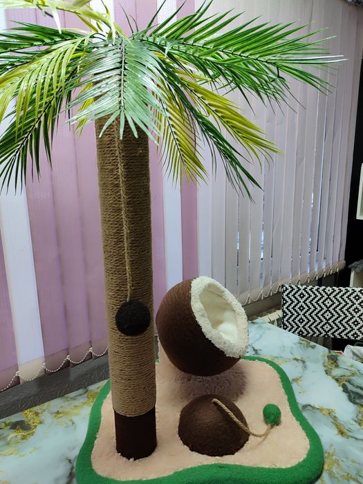 Лежанка для кошек с когтеточкой.